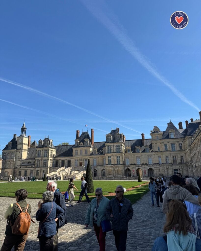Lines for the entrance at Château de Fontainebleau