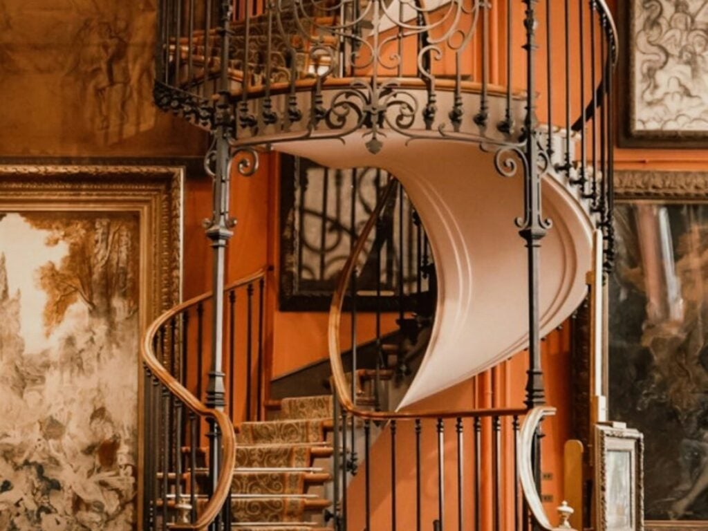 Dining room in Paris