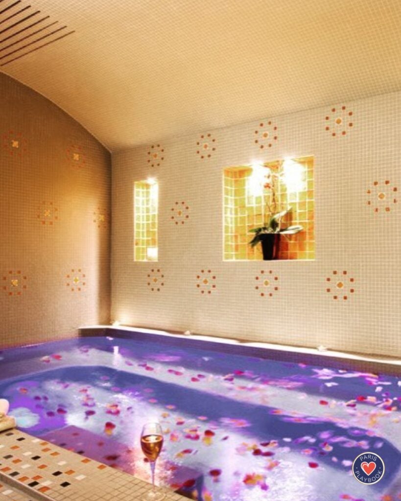 Le Mathurin Hotel & Spa Nuxe Paris with hot tub in room